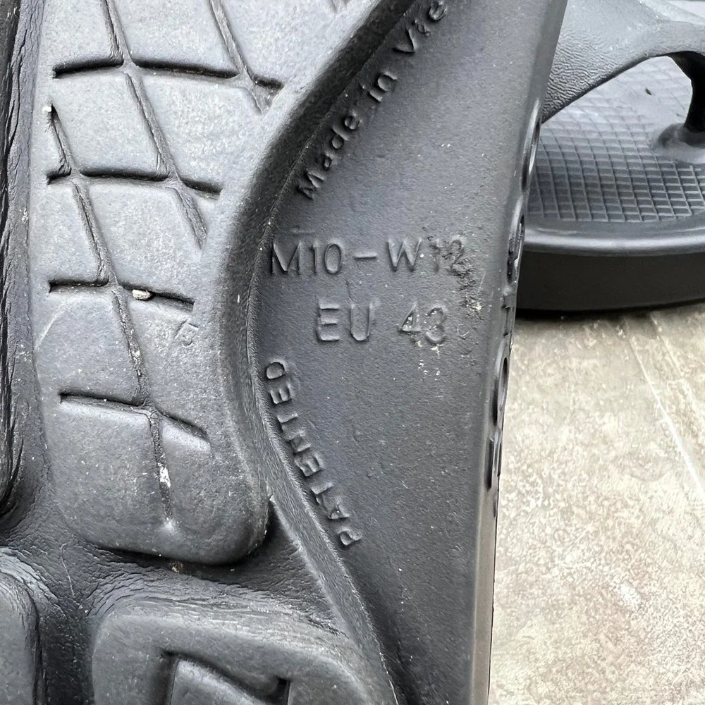 Oofos OOriginal Recovery Sandals Black Mens 10 Womens 12 EU 43 Thong Flip Flops